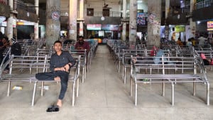 আসন ফাঁকা রেখেও দূরপাল্লার বাস চলাচল নেমেছে অর্ধেকে