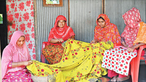 রঙিন সুতা আর সুঁইয়ের নিপুণ কারিকুরি