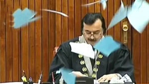 বিরোধীদের হট্টগোলের পর পাকিস্তানের সিনেটে ২৭তম সংশোধনী পাস