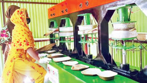 সুপারি গাছের খোল থেকে বাসন-কোসন