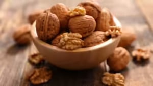 আখরোট কেন ভিজিয়ে খাবেন?