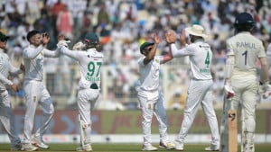 ধসে গেল ভারতও, ৩০ রানের লিড