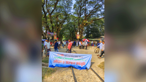 বিসিএস পরীক্ষা পেছানোর দাবিতে রেলপথ অবরোধ বাকৃবি শিক্ষার্থীদের