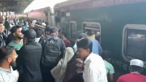 বিমানবন্দর স্টেশনে ট্রেনের চাকার নিচে পড়ে পা হারাল শিশু