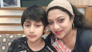 ছেলেকে নিয়ে হ্যালোইন উৎসবে শাবনূর
