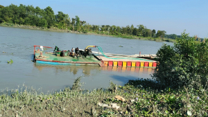 নিষেধাজ্ঞা অমান্য করে হালদা নদীতে ড্রেজার, লাখ টাকা জরিমানা