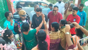 নিজ বাড়িতে মঙ্গল প্রদীপ জ্বালিয়ে শমিতকে বরণ 