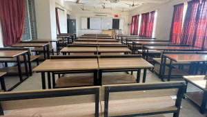শাবিতে ক্লাস-পরীক্ষা বর্জন করে বিভাগীয় প্রধানের বিরুদ্ধে শিক্ষার্থীদের প্রতিবাদ