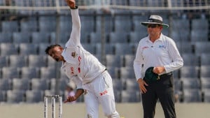 ঘূর্ণি সামলে ঢাকা টেস্ট পঞ্চম দিনে নিল আইরিশরা