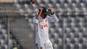 সাকিবকে ছাড়িয়ে দেশের সর্বাধিক টেস্ট উইকেট তাইজুলের 