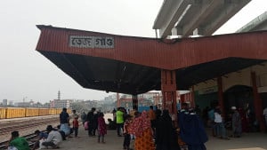 তেজগাঁওয়ে পরিত্যক্ত ট্রেনে আগুন, আটক ২