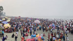 রাস উৎসবে কুয়াকাটায় পুণ্যার্থী ও পর্যটকের ভিড়
