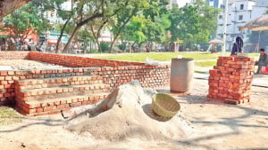 খেলার জায়গা নষ্ট করে স্থায়ী মঞ্চ তৈরি