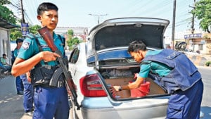 চট্টগ্রামে কনস্টেবলের হাতেও এসএমজি