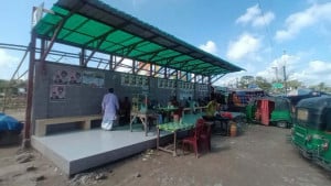 বাসস্ট্যান্ড থেকে দূরে দূরে যাত্রী ছাউনি, হকারদের আড্ডাস্থল