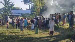 তিন গরু চোরকে পিটুনি, পিকআপ ভ্যানে আগুন