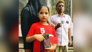 বাবার ছবি নিয়ে দপ্তর থেকে দপ্তরে ঘুরছে ছোট্ট সাফিয়া