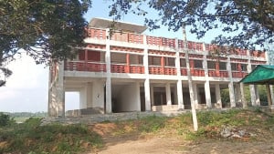 বাজার নেই, তবু জনশূন্য প্রান্তরে  আড়াই কোটির মার্কেট ভবন