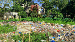 সরকারি হাসপাতালের পাশেই ভাগাড়, দুর্ভোগ