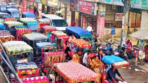 ব্যস্ততম সময়ে অচল হয়ে পড়ে শহর