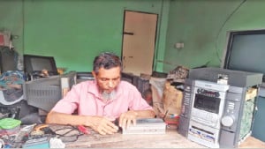 যন্ত্রের সংগ্রহশালা মঞ্জু মেকার সময়কে যত্নে রেখেছেন ধরে
