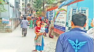 পুরান ঢাকায় অপরিকল্পিত ভবন, আতঙ্কে মানুষ