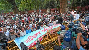 শিক্ষকদের নতুন আলটিমেটাম, দাবি না মানলে আমরণ অনশন