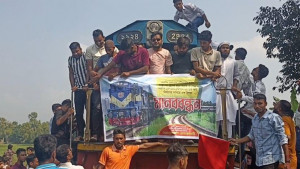জামালপুরে বিরতির দাবিতে দেড় ঘণ্টা রেলপথ অবরোধ