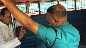 প্রিজন ভ্যানে দাঁড়িয়ে থাকা নিয়ে ইনুর সঙ্গে পুলিশ সদস্যের বাগবিতণ্ডা