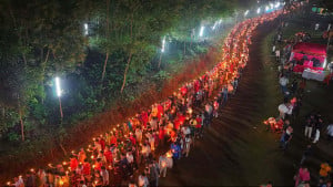 মোমবাতির আলোয় আলোকিত পাহাড়