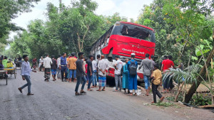 বাসের চাপায় প্রাণ গেল গণিত শিক্ষকের, শিক্ষার্থীদের সড়ক অবরোধ