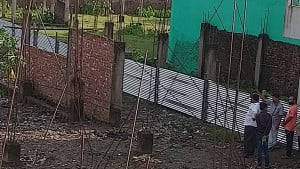 পাউবোর জমিতে স্থাপনা তুলছেন প্রভাবশালীরা