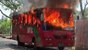 বরিশালে বিআরটিসির যাত্রীবাহী বাসে আগুন