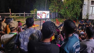 সবার চোখ এলইডি স্ক্রিনে, প্রার্থী সমর্থক ও ভোটারদের অপেক্ষা