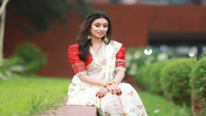 লাল সাদায় দশমীর সাজ