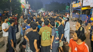 ফুটপাতে দোকান বসানো নিয়ে মধ্যরাতে ঢাবি ও ঢাকা কলেজের শিক্ষার্থীর সংঘর্ষ