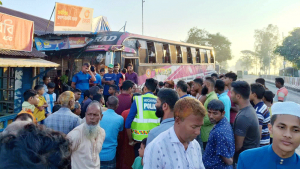 উল্টো পথে আসা বাসের চাপায় প্রাণ গেল ইজিবাইক চালকের
