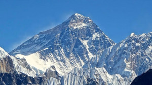 এভারেস্টে ভয়াবহ তুষারঝড়  