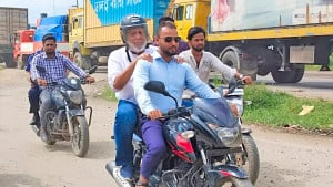 মহাসড়ক পরিদর্শনে গিয়ে যানজটে গাড়ি আটকা, উপদেষ্টা উঠলেন মোটরসাইকেলে