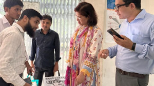 সচিবালয়ে আগতদের হাতে কাপড়ের ব্যাগ দিচ্ছে মনিটরিং টিম