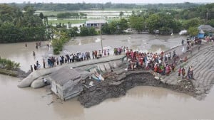 দাকোপে ভেঙে যাওয়া বাঁধ মেরামতে স্বস্তি গ্রামবাসীর
