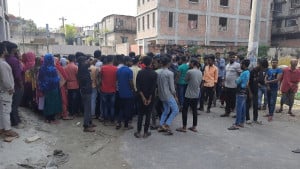 গাজীপুরে কারখানা শ্রমিকদের বিক্ষোভ
