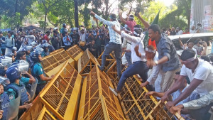 থালা-বাসন নিয়ে শিক্ষকদের ‘ভুখা মিছিল’ আটকে দিল পুলিশ