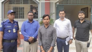 ১৫ লাখ টাকার চুক্তিতে পরীক্ষার্থীকে দেওয়া হয় ডিভাইস