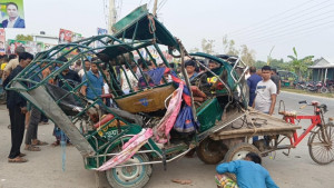 জামালপুরে কাভার্ড ভ্যানের চাপায় প্রাণ গেল ৪ জনের