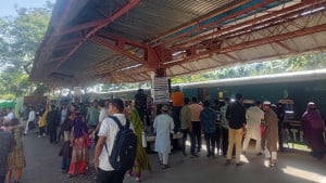 ২৬ জোড়া শাটল ও বাসে দলে দলে ক্যাম্পাসে ঢুকছেন শিক্ষার্থীরা