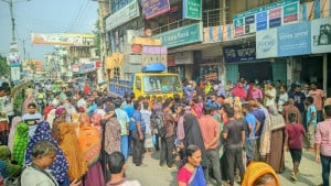 রংপুরে ফারইস্টে ১৩৭ কোটি টাকা বকেয়া গ্রাহকদের বিক্ষোভ