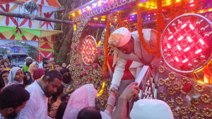 বর-কনে এলো ঘোড়ায় চড়ে, ফিরল হারানো ঐতিহ্য