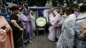 শহীদ মিনারে সৈয়দ মনজুরুল ইসলামের মরদেহে শ্রদ্ধা