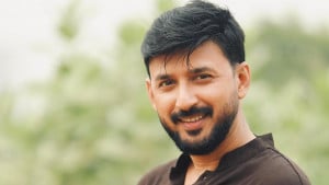 বুসান থেকে ফিরে শুটিংয়ে ব্যস্ত মনোজ